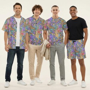 Op de afbeelding: Vier mensen dragen kleurrijke shirts, t-shirts en shorts met patronen. De shirts zijn met knopen, korte mouwen en een ronde hals. De shorts hebben een trekkoord. De outfits hebben een levendig, veelkleurig ontwerp met paarse, blauwe en gele tinten.