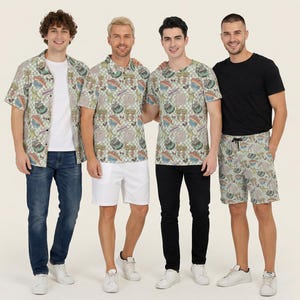 Puede incluir: Cuatro personas visten prendas con un patrón repetitivo de alimentos coloridos y fondos a cuadros. Las prendas incluyen una camisa abotonada, un polo, una camiseta y pantalones cortos, combinados con varios pantalones y camisetas lisos.