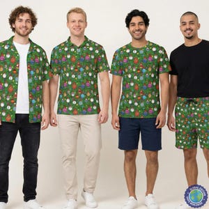 Puede incluir: Cuatro personas vistiendo camisas y pantalones cortos verdes a juego con un colorido estampado de adornos. Las camisas incluyen una abotonada, un polo y un cuello redondo. Una persona lleva pantalones cortos negros y otra pantalones cortos a juego. Todos llevan zapatillas blancas.