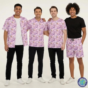 Puede incluir: Cuatro personas con diferentes atuendos. Dos llevan camisas de manga corta, una camiseta y un pantalón corto. Todas las camisas y pantalones cortos tienen un estampado rosa. Los otros atuendos incluyen pantalones negros y una camiseta negra.