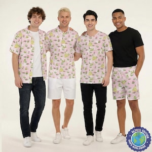 Peut inclure: Quatre vêtements présentant un fond rose clair avec un motif répétitif de nénuphars verts et de fleurs jaunes. La collection comprend une chemise à manches courtes boutonnée, un polo, un t-shirt à col rond et un short à taille élastique.