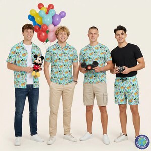 Puede incluir: Cuatro personas visten ropa con un estampado colorido de personajes de Disney. Uno lleva una camisa abotonada y vaqueros, otro un polo y pantalones beige, el tercero una camiseta y pantalones cortos cargo, y el cuarto una camiseta negra y pantalones cortos estampados.