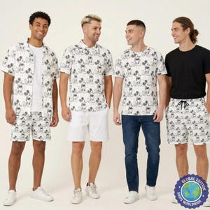 Könnte beinhalten: Vier Personen tragen verschiedene Outfits mit einem schwarz-weißen Mickey-Mouse-Muster. Die Outfits umfassen kurzärmelige Hemden, T-Shirts, Shorts und Jeans. Das Bild enthält ein "Global Edition"-Logo.