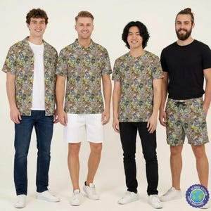 Può includere: Quattro persone indossano camicie, pantaloncini e pantaloni con motivi coordinati. Le camicie e i pantaloncini hanno uno sfondo verde con un motivo ripetuto di vari personaggi dei cartoni animati. Una persona indossa una maglietta e pantaloncini neri.