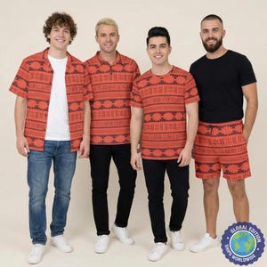 Peut inclure: Quatre personnes portant des vêtements avec un motif géométrique répétitif rouge foncé et orange. Les pièces incluent une chemise à manches courtes, un polo, un t-shirt à col rond et un short, associés à un jean bleu ou un pantalon noir.