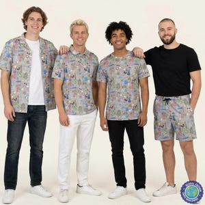 Puede incluir: Cuatro personas visten ropa con base gris y un patrón colorido de monumentos e iconos globales. Los conjuntos incluyen una camisa de manga corta, un polo, una camiseta de cuello redondo y unos pantalones cortos con el mismo estampado.