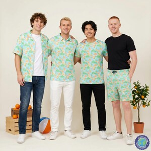 Könnte beinhalten: Vier Personen tragen Kleidung mit einem tropischen Fruchtmuster in Hellblau, Orange und Grün. Die Outfits bestehen aus einem kurzärmeligen Hemd, einem Polohemd, einem T-Shirt mit Rundhalsausschnitt und einer Shorts mit Kordelzug.
