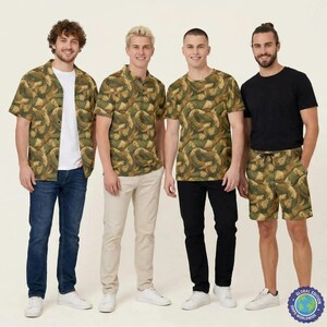Puede incluir: Cuatro conjuntos con un patrón de camuflaje en verde y marrón. El primero es una camisa de manga corta sobre una camiseta blanca y vaqueros azules. El segundo es un polo con pantalones beige. El tercero es una camiseta con pantalones negros. El cuarto es una camiseta negra con pantalones cortos a juego.