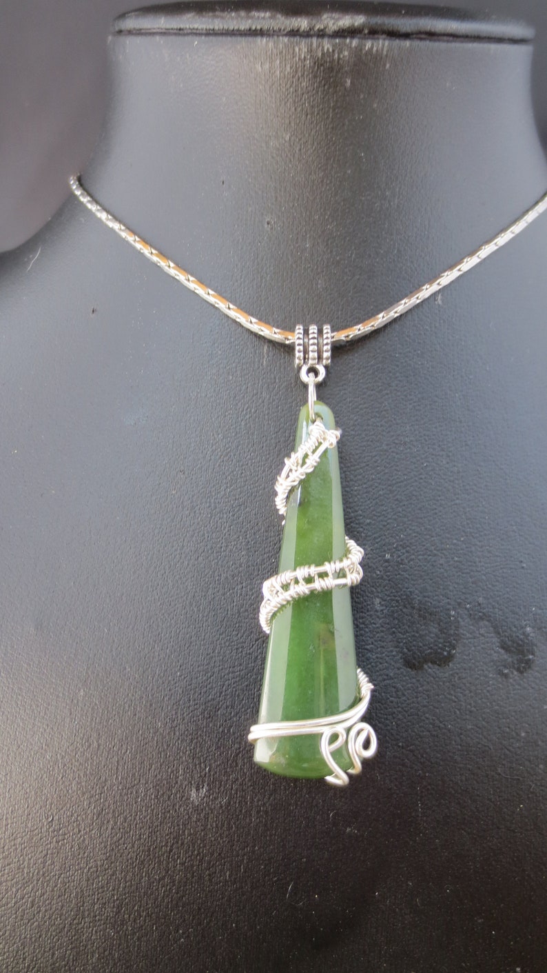 Jade in the silver copper wire.