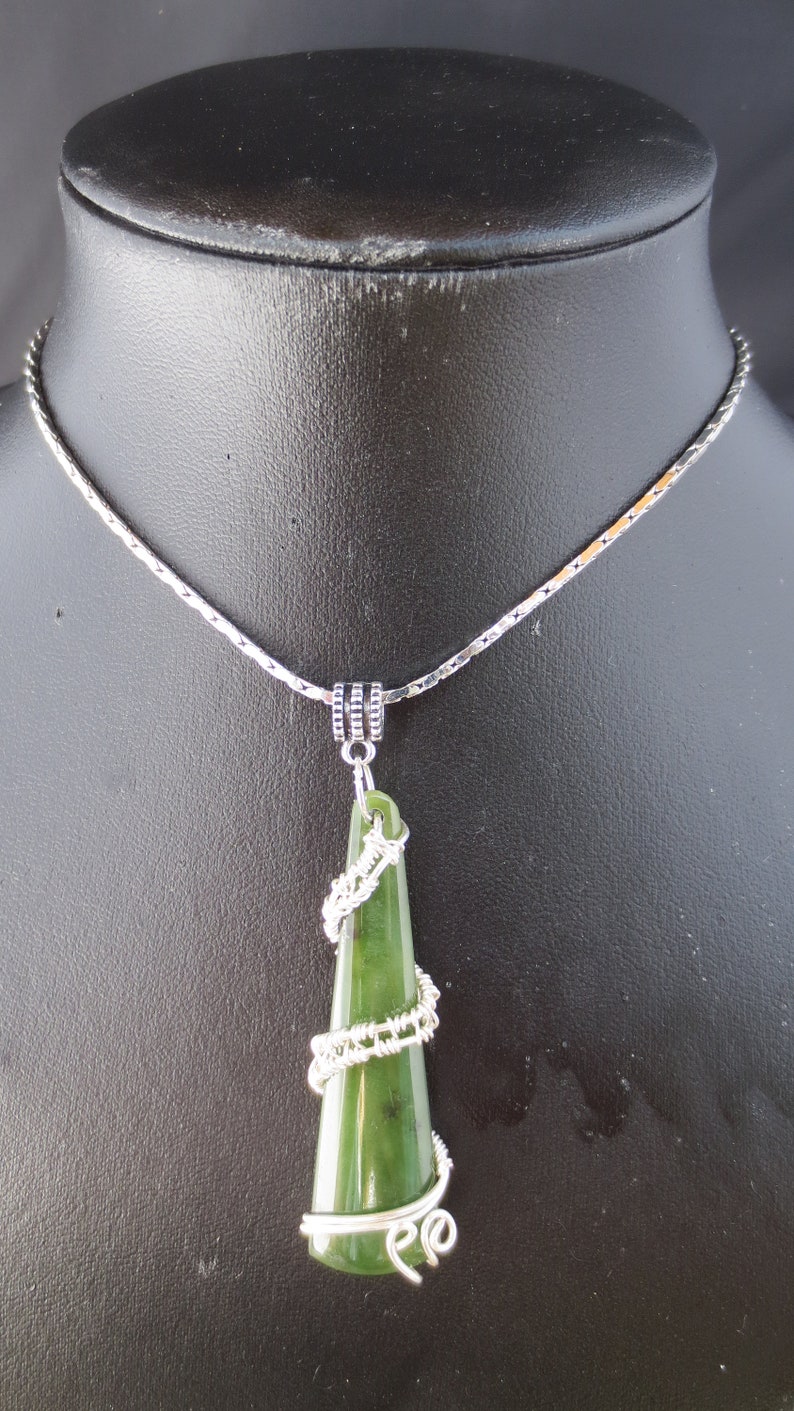 Jade in the silver copper wire.