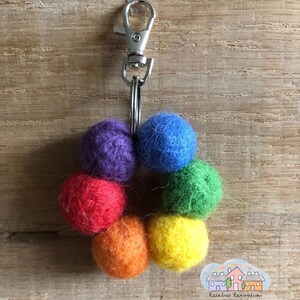 Porte-clés/charm-de-sac boule en feutre arc-en-ciel, cintres pour cartable, porte-clés arc-en-ciel, porte-clés boule en feutre