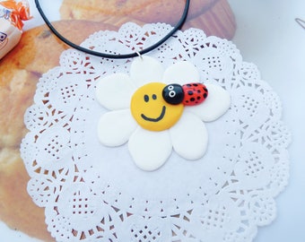 Collier marguerite souriante et sa petite coccinelle