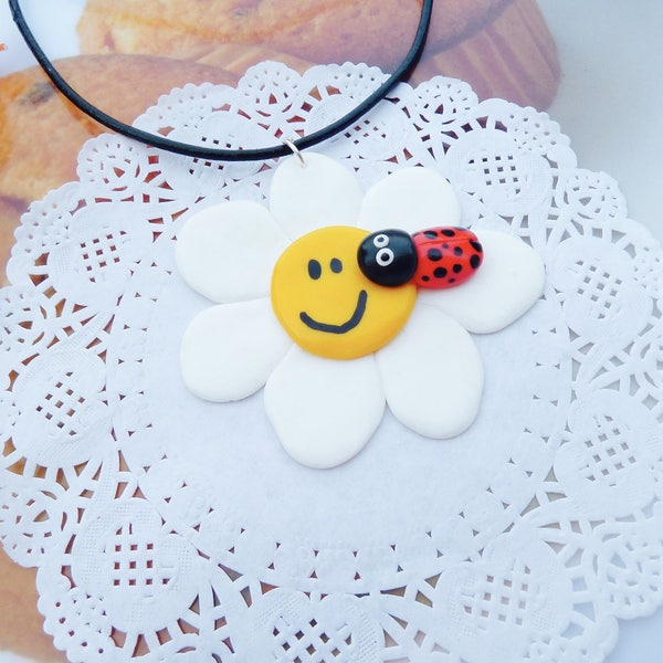 Collier marguerite souriante et sa petite coccinelle