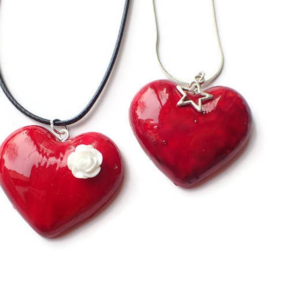 Collier coeur rouge fimo, collier love, bijou love, collier coeur femme, collier coeur rouge, coeur et rose fimo, idée cadeau femme