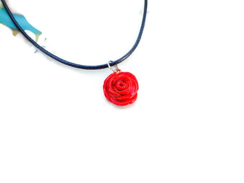 Collier rose rouge fimo, collier fleur femme, collier fleur rouge, collier rose, collier romantique fimo, idée cadeau femme,bijou romantique image 2