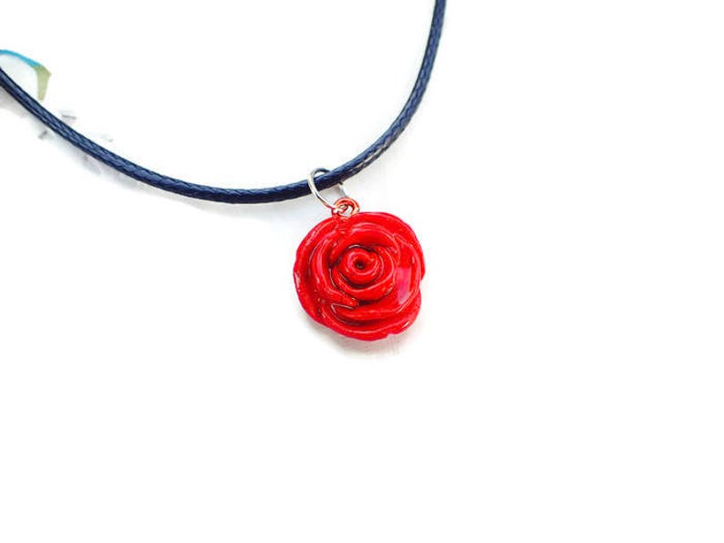 Collier rose rouge fimo, collier fleur femme, collier fleur rouge, collier rose, collier romantique fimo, idée cadeau femme,bijou romantique image 1