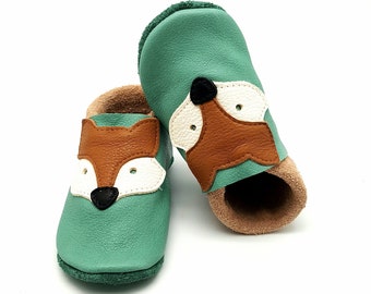 Mint crawling shoes made of leather with a fox