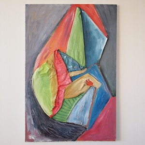 Può includere: Dipinto astratto con forme geometriche in tonalità di verde, blu, rosso e giallo. Le forme sono sovrapposte e si sovrappongono, creando un senso di profondità e movimento.