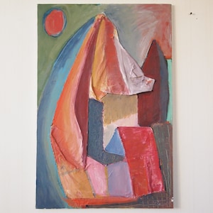 Può includere: Dipinto astratto con un cerchio rosso nell'angolo in alto a sinistra e una varietà di forme geometriche in tonalità di rosso, arancione, giallo, blu, verde e viola.