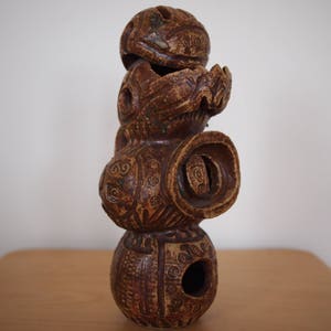 Unik TOTEMSKULPTUR FIGUR 12" Keramik Studio Keramik Mitten av århundradet Modern aztekisk afrikansk infödd indisk tribal outsider folkkonst Eames