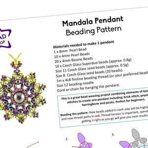 Puede incluir: Un patrón de abalorios de colgante mandala de The Bead Shop. El diseño presenta una perla central rodeada de cuentas moradas, verdes y transparentes. El patrón incluye instrucciones y materiales necesarios para crear el colgante.