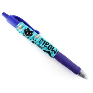 Könnte beinhalten: Ein blauer Stift mit einem türkisfarbenen und schwarzen Perlenmuster, das eine Katze und das Wort "MEOW" zeigt.