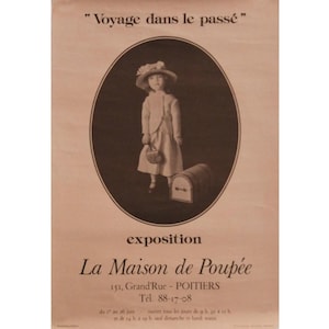 1970s French Exhibition Poster - &quot;Voyage dans le passé, Exposition la maison de Poupée&quot; - Dominique Debelle