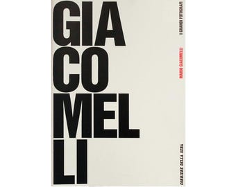 Può includere: Copertina di un libro con il nome "GIACOMELLI" in grandi lettere maiuscole nere e in grassetto, impilate verticalmente. Il titolo è su sfondo color crema. Il nome dell'autore e il titolo della serie sono in rosso.