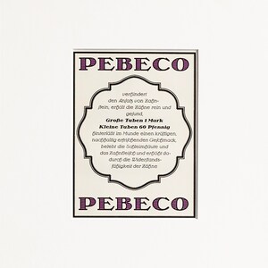 Pode incluir: Anúncio vintage de pasta de dentes PEBECO com uma imagem em preto e branco de um tubo de pasta de dentes. O texto diz "PEBECO" em uma fonte grande e em negrito e inclui informações sobre o preço e os benefícios do produto.