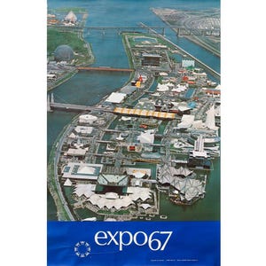 Pode incluir: Vista aérea da Expo 67, uma feira mundial realizada em Montreal, Canadá. A imagem mostra o recinto da feira com vários pavilhões, pontes e cursos d'água. O cartaz tem uma faixa azul na parte inferior com o texto "expo67".