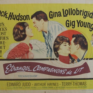 Può includere: Un manifesto cinematografico vintage per il film "Stranges Compagnons de Lit" con Rock Hudson, Gina Lollobrigida e Gig Young. Il manifesto ha uno sfondo giallo con un cerchio rosso e bianco al centro. Il testo sul manifesto è in inglese e francese.