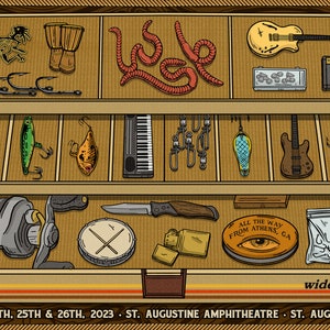 Puede incluir: Una ilustración de estilo vintage de una caja de aparejos de pesca con varios instrumentos de pesca y musicales, incluyendo guitarras, un teclado, señuelos de pesca y un gusano. El texto "ALL THE WAY FROM ATHENS, GA" y "widespread 1986" son visibles en la caja. El texto "MARCH 24TH, 25TH & 26TH, 2023 ST. AUGUSTINE AMPHITHEATRE ST. AUGUSTINE, FL" está en la parte inferior de la imagen.