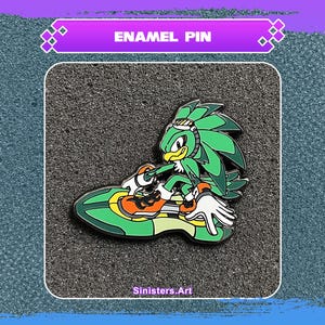 Könnte beinhalten: Emaille-Anstecknadel mit einer grünen Figur auf einem grün-orangen Fahrzeug. Die Nadel hat einen weißen Rand und den Text "ENAMEL PIN" oben. Der Name des Künstlers, "Sinisters.Art", steht unten.