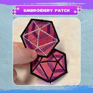 Könnte beinhalten: Zwei sechseckige Stickaufnäher mit einem geometrischen Design in Rosa- und Violetttönen, schwarzen Rändern und weißen Sticklinien. Der Text EMBROIDERY PATCH steht oben und Sinisters.Art unten im Bild.