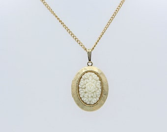 Vintage Sarah Coventry 1976 MAGNOLIA LOCKET Gold Tone Necklace Chain White Carved Floral Cabochon Rare!