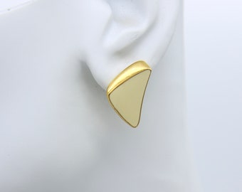 Vintage Sarah Coventry 1985-87 Lifestyle Brands Ltd Cream Colored Gold Tone Triangle Pierced Earrings