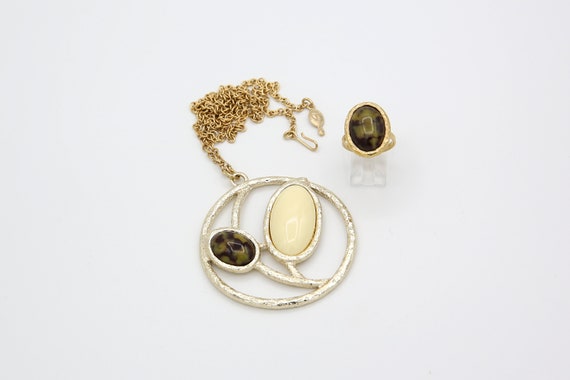 Vintage 1974 Sarah Coventry DESERT FLOWER Necklace Ring Gold Tone Chain Pendant Set Green Beige Adjustable Rare!