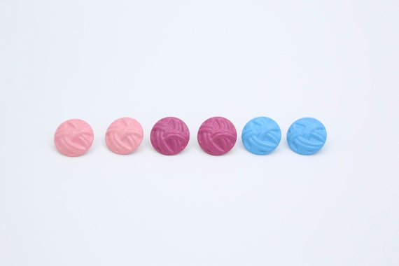 Vintage 1980s Round Basket-Weave Stud Earrings in Pink or Blue – NOS