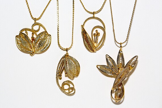 Vintage Fancy Gold Leaf Necklaces NOS Gold Tone Floral Textured Filigree Lace Leaf Pendants With Chain