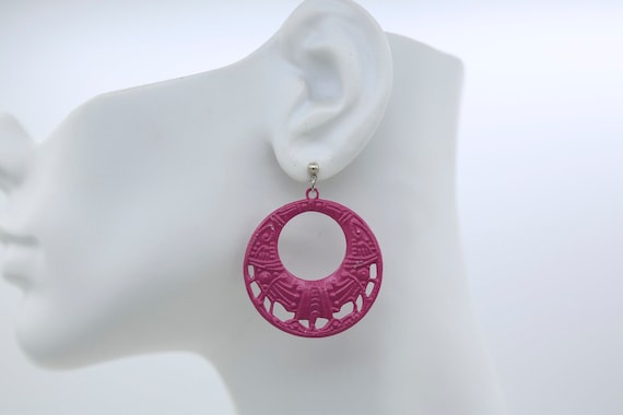 Vintage Hot Pink Faux Filigree Metal Drop Earrings – NOS 1980s