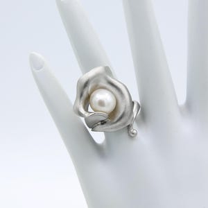 Vintage Ross Simons 925 Satin Finish Sterling Silver & Polished Pearl Floral Ring Size 7.