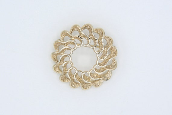1970 Sarah Coventry FASHION ROUND Pin Brooch Gold Tone RARE Vintage 70s