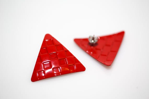 Vintage Red Enameled Metal Triangle Earrings in Basketweave Pattern NOS 1980s