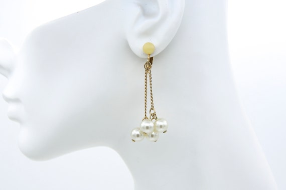 Vintage Sarah Coventry 1973 PEARL SHOWERS Cream Colored Gold Tone Faux Pearl Clip Dangle Earrings RARE