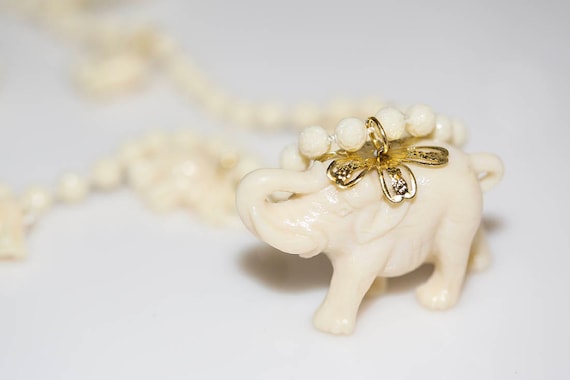 Vintage Plastic Elephant Pendant Bead Necklace Cream Mardi Gras NOS