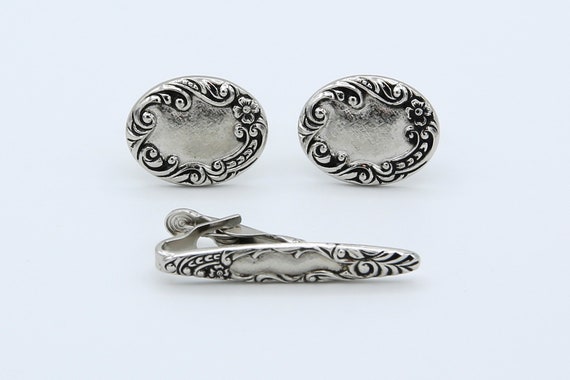 Vintage 1968 Sarah Coventry ANTIQUE CLASSIC Men's Tie Clip and Cuff Links Set Silver Tone Formal Wear Accessory Vintage RARE
