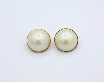 Vintage 1976 Sarah Coventry EXQUISITE LADY Earrings Gold Tone Faux Pearl Button Clip On Rare!