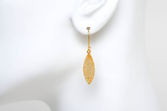 Vintage Dainty Gold Tone Leaf Dangle Drop Earrings NOS