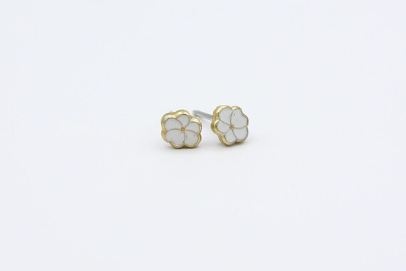 Vintage TEENY TINY FLOWER Enameled Metal Stud Earrings White Miniature Minimalist Floral Daisy