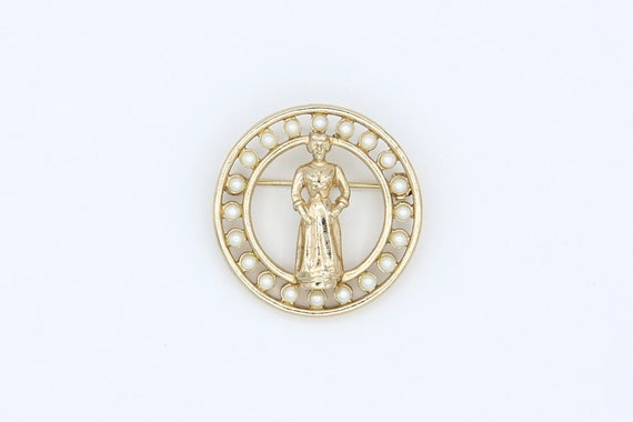 Vintage Sarah Coventry Faux Pearl MANAGERS AWARD STATUE Sales Award Pin Rare Brooch Gold Tone Trophy